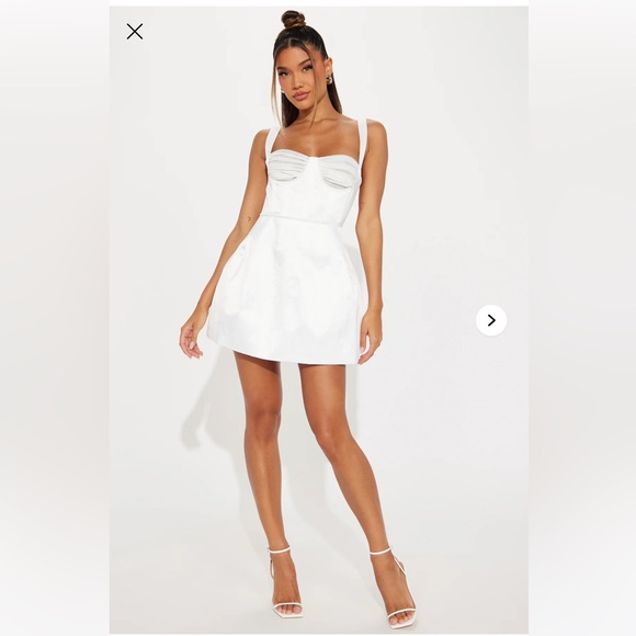 Dresses & Skirts - Elegant White Mini Dress